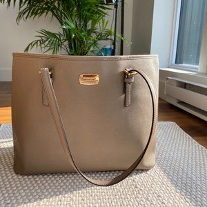 MICHAEL KORS | Jet Set Saffiano Tote in TAUPE